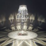 lampe-de-table-sans-fil-battery-cristal-mise-en-scene-pour-la-marque-kartell